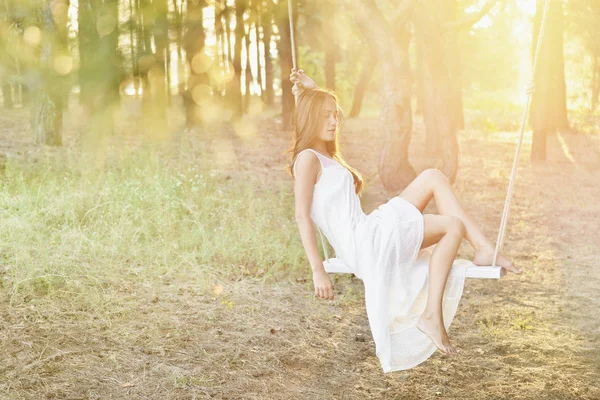 Jeune femme en robe blanche — Photo