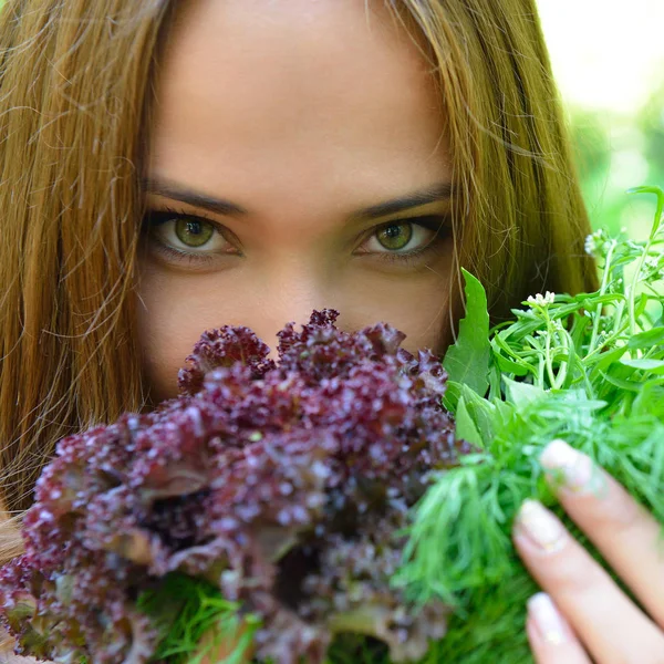 Mujer con comida saludable — Foto de Stock