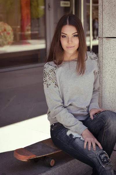 Beautiful girl with skateboard — Stock Photo, Image