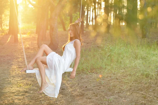 Frau im weißen Kleid — Stockfoto