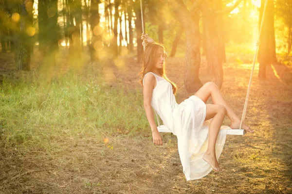 Frau im weißen Kleid — Stockfoto