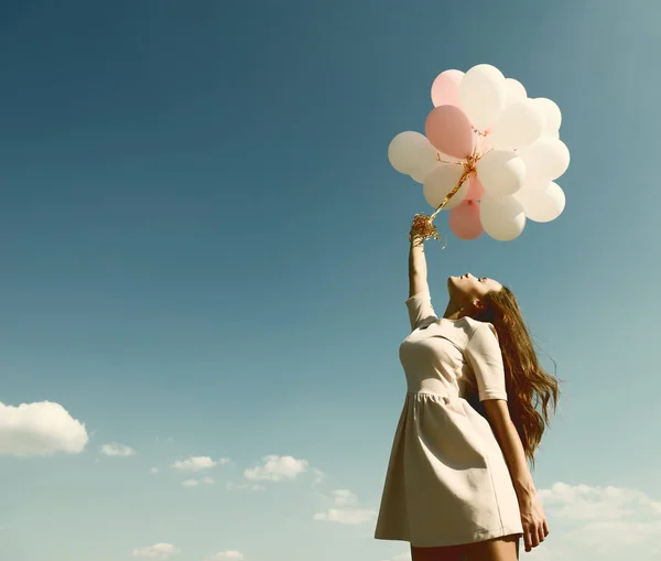 Frau mit Luftballons am Himmel — Stockfoto