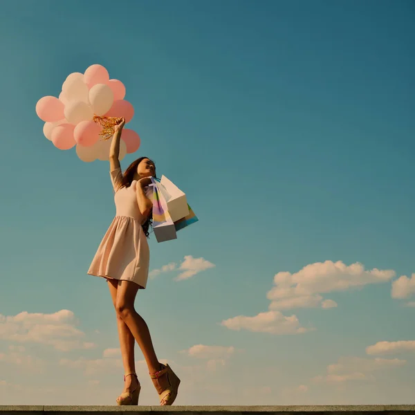 Menina bonita segurando balões — Fotografia de Stock