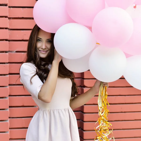 Mujer joven con globos — Foto de Stock