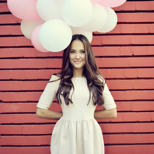 Mujer joven con globos — Foto de Stock