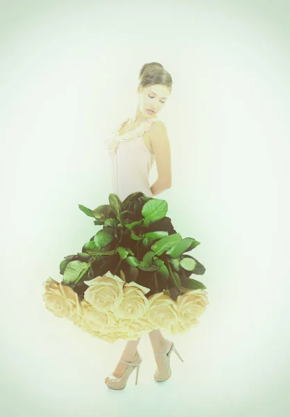 Mujer vestida con flores —  Fotos de Stock