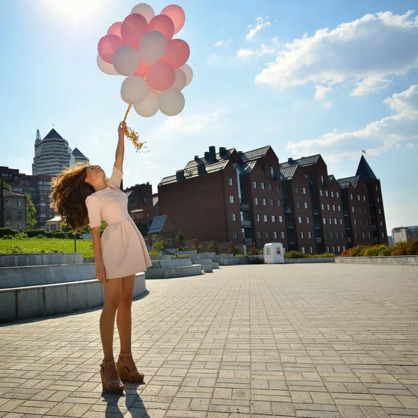 Frau mit Luftballons im Sommer — Stockfoto