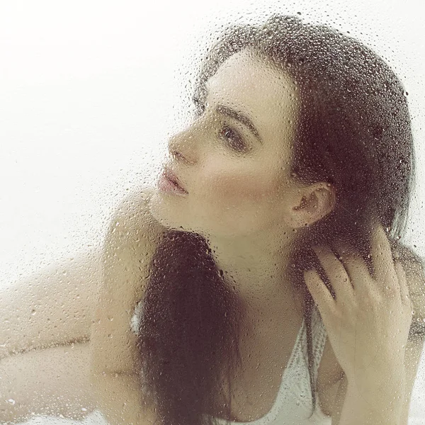 Piękna kobieta w mokry — Zdjęcie stockowe