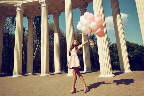 Giovane donna con palloncini — Foto Stock