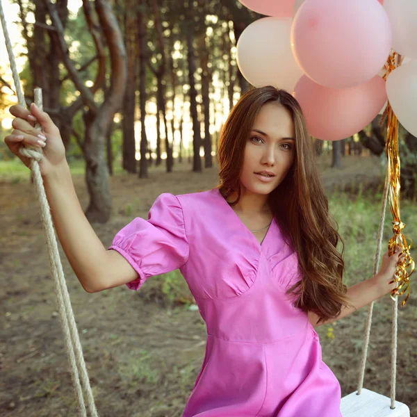 Jonge vrouw met ballonnen — Stockfoto