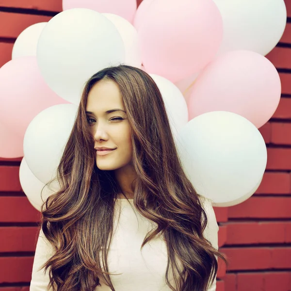 Mujer joven con globos — Foto de Stock