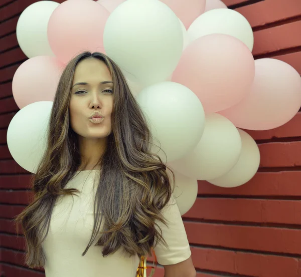 Mujer joven con globos — Foto de Stock