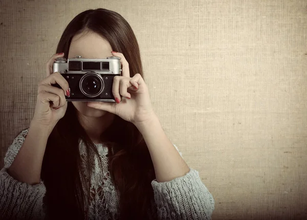 Photographer holding retro camera — Stock Photo, Image