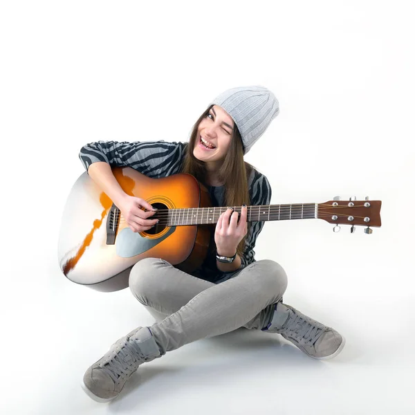 Frau spielt auf der Gitarre — Stockfoto