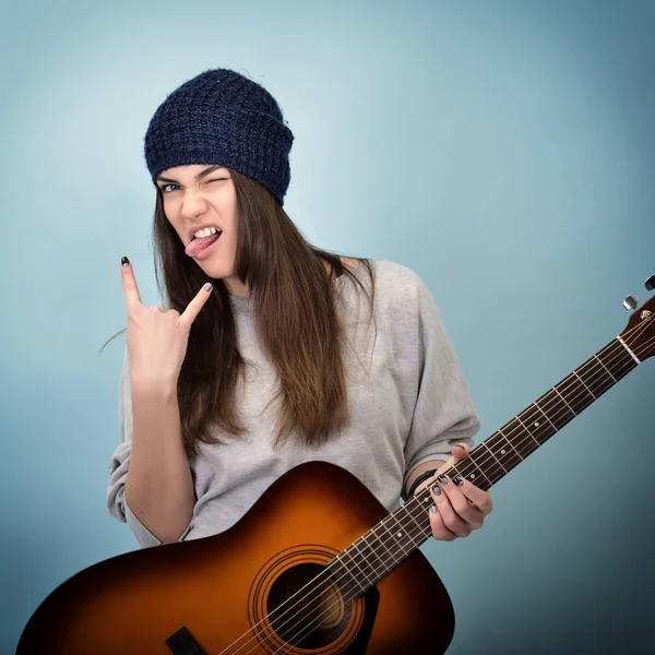 Frau spielt auf der Gitarre — Stockfoto