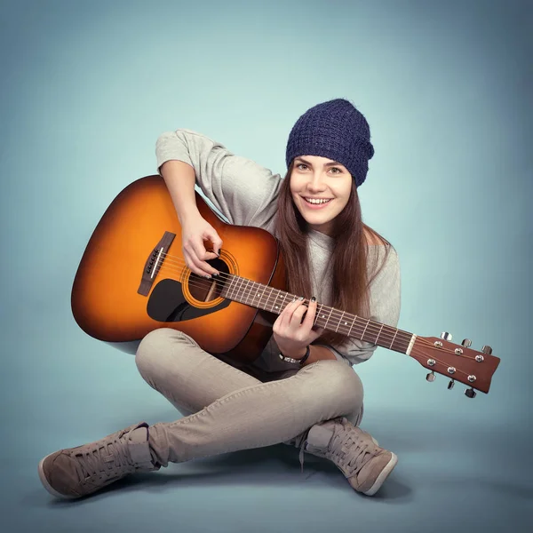 Frau spielt Musik auf der Gitarre — Stockfoto