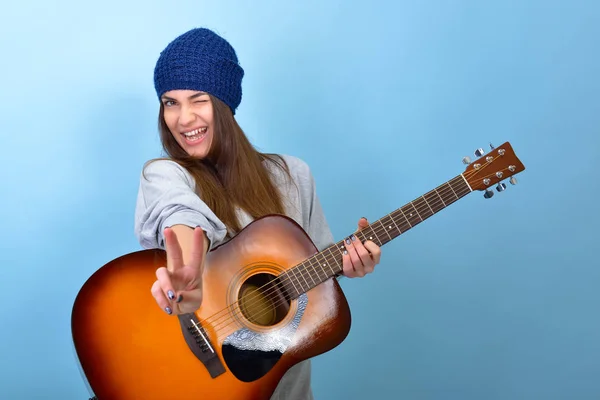Frau spielt Musik auf der Gitarre — Stockfoto