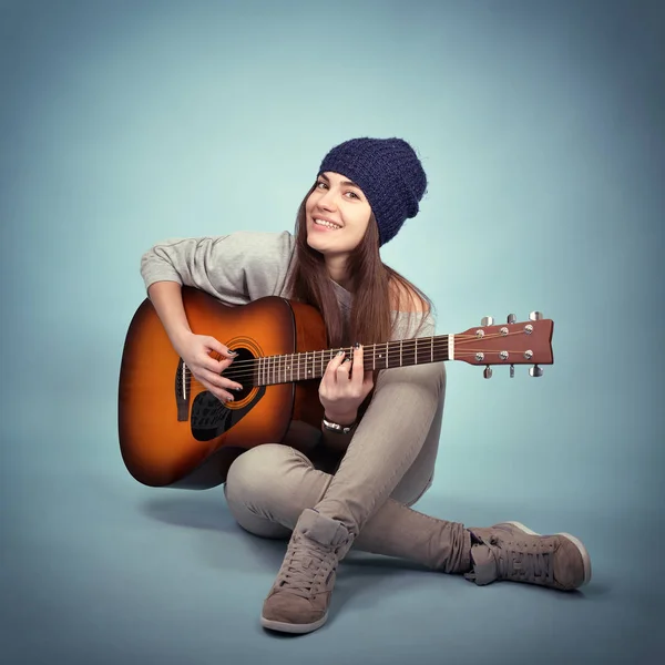 Attraktive Frau spielt auf der Gitarre — Stockfoto