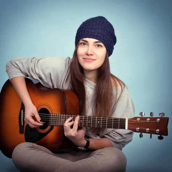 Attraktive Frau spielt auf der Gitarre — Stockfoto