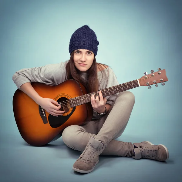 Attraktive Frau spielt auf der Gitarre — Stockfoto