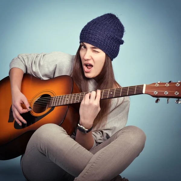 Hipster-Frau spielt auf der Gitarre — Stockfoto