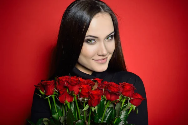 Vrouw met rode rozen — Stockfoto