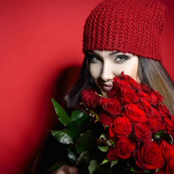 Vrouw met verse rozen — Stockfoto