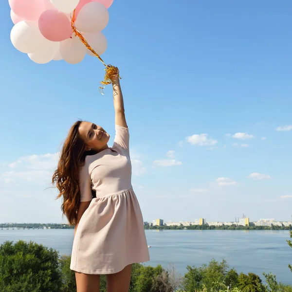 Młoda kobieta z balonami — Zdjęcie stockowe