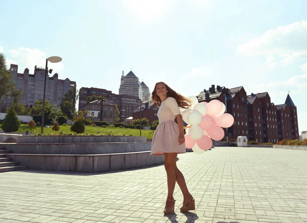 Jeune femme avec des ballons — Photo