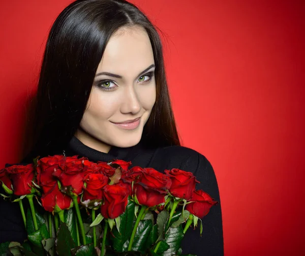 Schöne Frau mit Rosen — Stockfoto