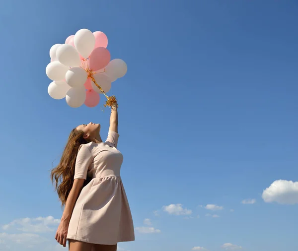 Femeie tânără cu baloane — Fotografie, imagine de stoc
