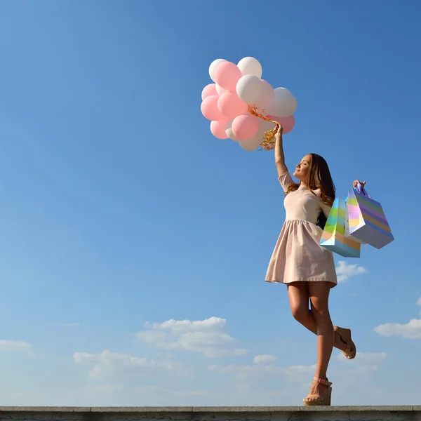 Девушка держит цветные воздушные шары — стоковое фото