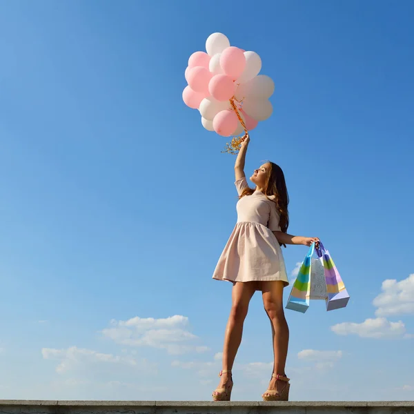 Meisje met gekleurde ballonnen — Stockfoto