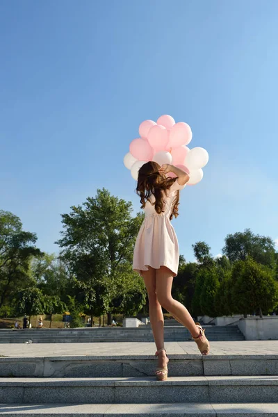 Девушка с воздушными шарами — стоковое фото