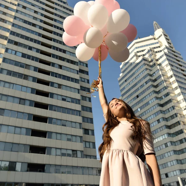 Веселая девушка с воздушными шарами — стоковое фото