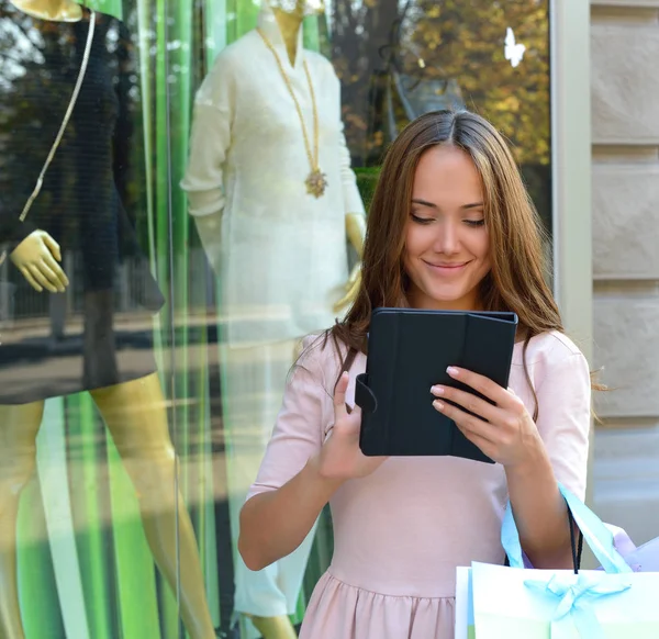 Mujer sosteniendo tableta digital — Foto de Stock