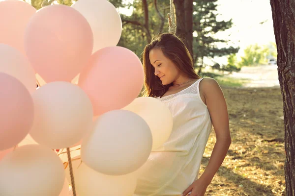 Mladá žena s balónky — Stock fotografie
