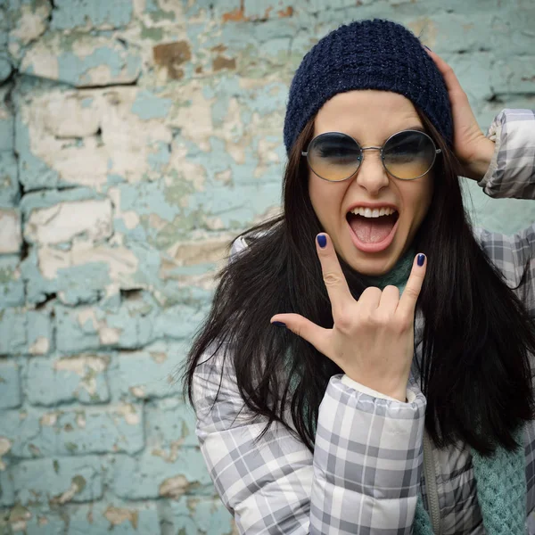 Ragazza fredda in occhiali da sole — Foto Stock