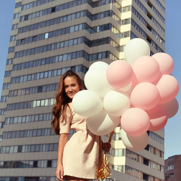 Vrolijk meisje bedrijf ballonnen — Stockfoto