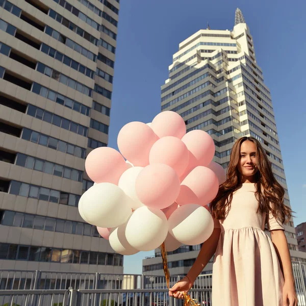 Menina alegre segurando balões — Fotografia de Stock