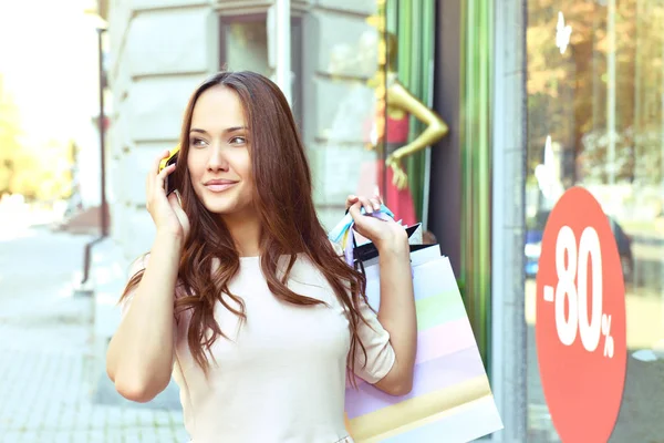 Mujer sosteniendo bolsas de compras —  Fotos de Stock