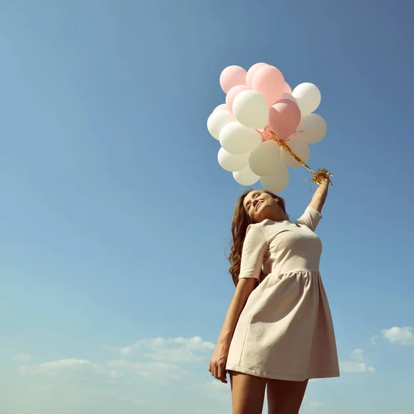 Mladá žena s balónky — Stock fotografie