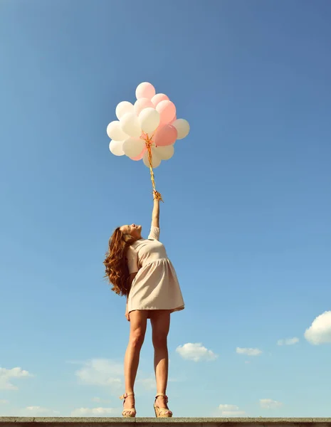 Balonlu genç kadın — Stok fotoğraf