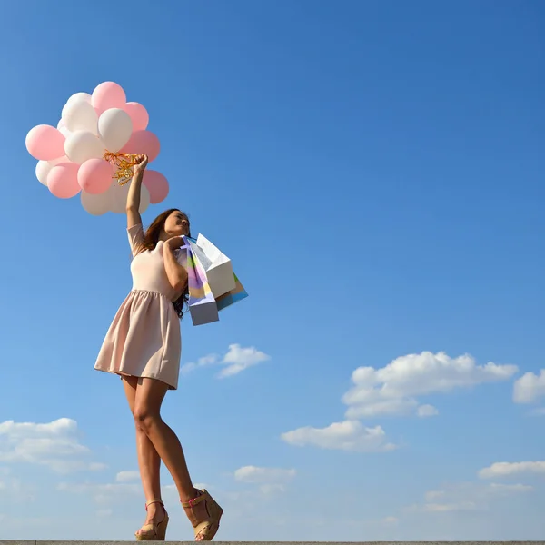 Κοπέλα που κρατά χρωματιστά μπαλόνια — Φωτογραφία Αρχείου