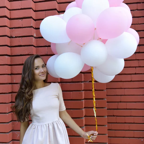 Ung kvinna med ballonger — Stockfoto