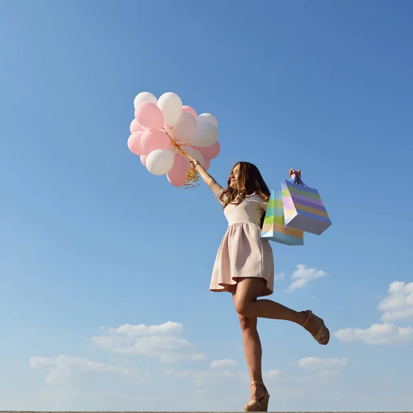 Junge Frau mit Luftballons — Stockfoto