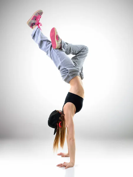 Девочка-подросток танцовщица хип-хопа — стоковое фото