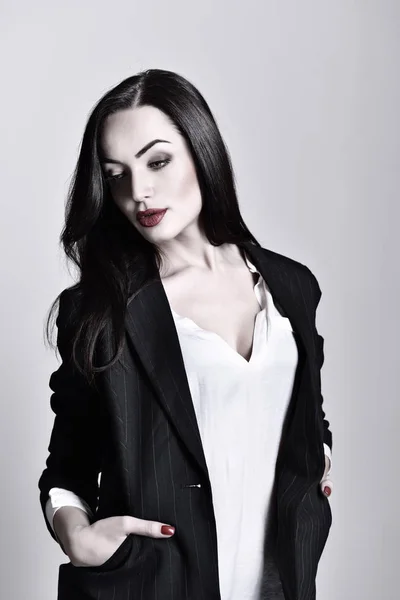 黒のジャケットの豪華なファッションの女の子 — ストック写真
