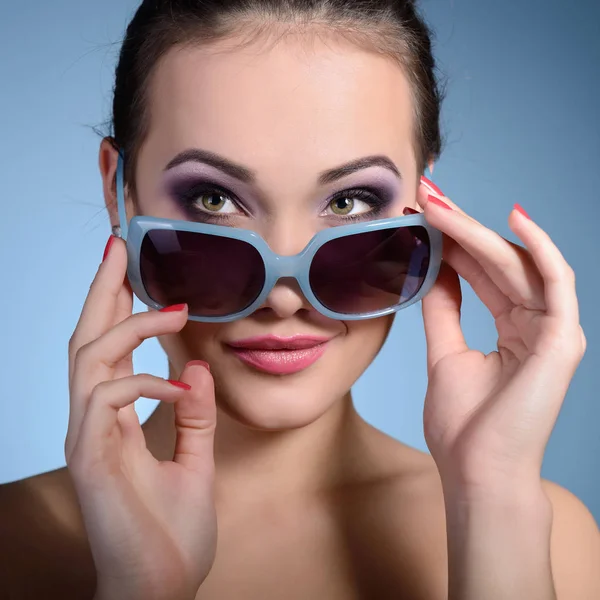 Meisje in zonnebril — Stockfoto