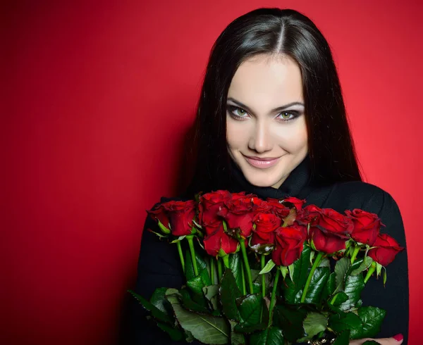 Šťastná žena s růží — Stock fotografie